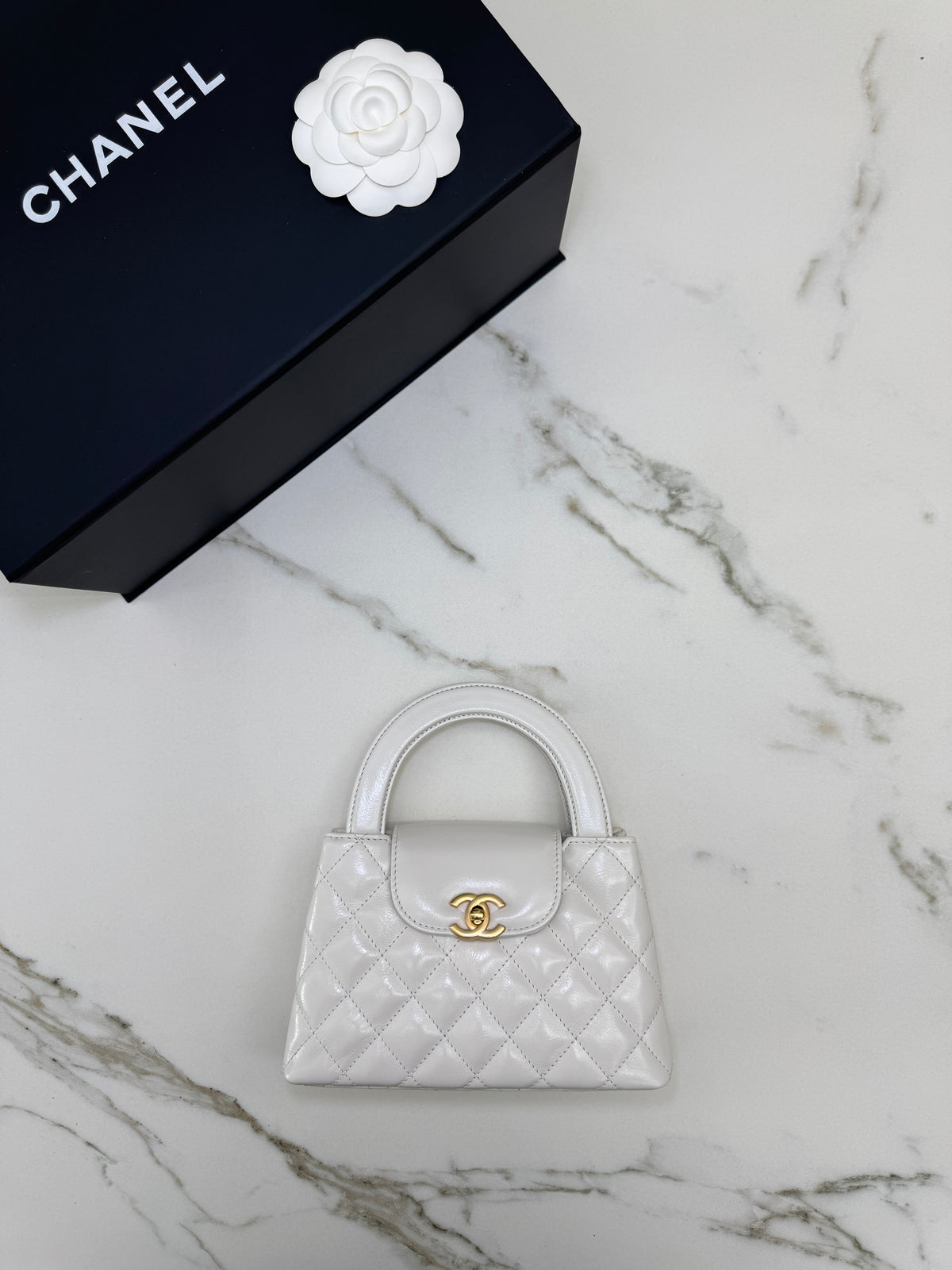 CHANEL Kelly 白色皺紋光面牛皮