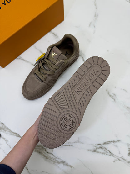 LV Trainer 大象灰 1AH618