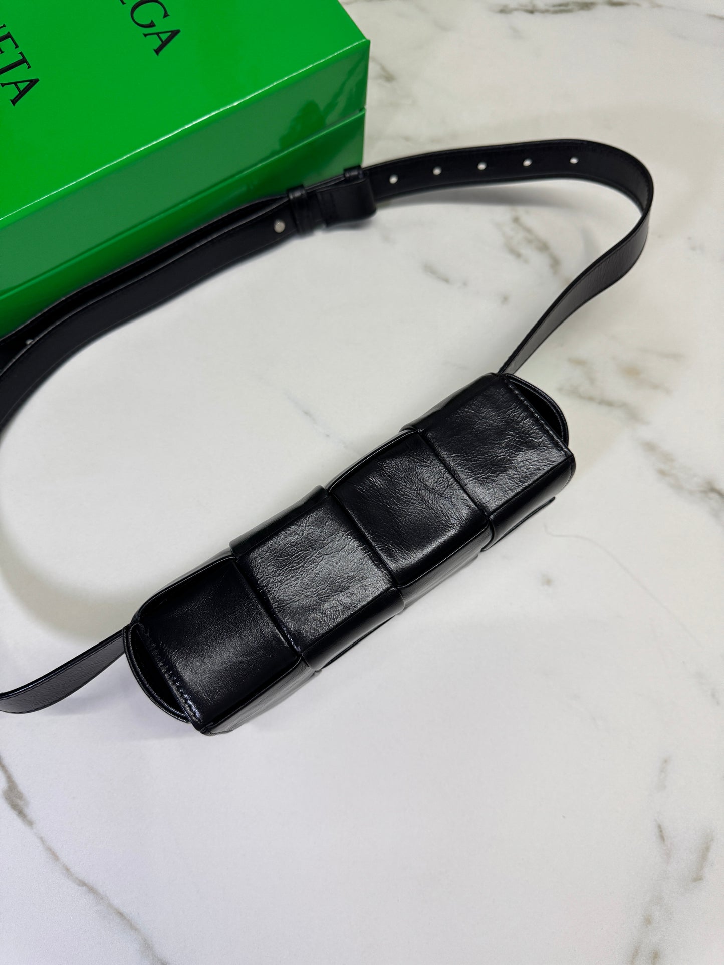 BV 8格油臘皮腰包