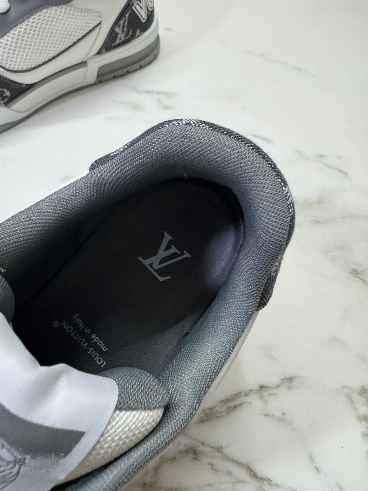 LV Trainer 25年灰牛仔