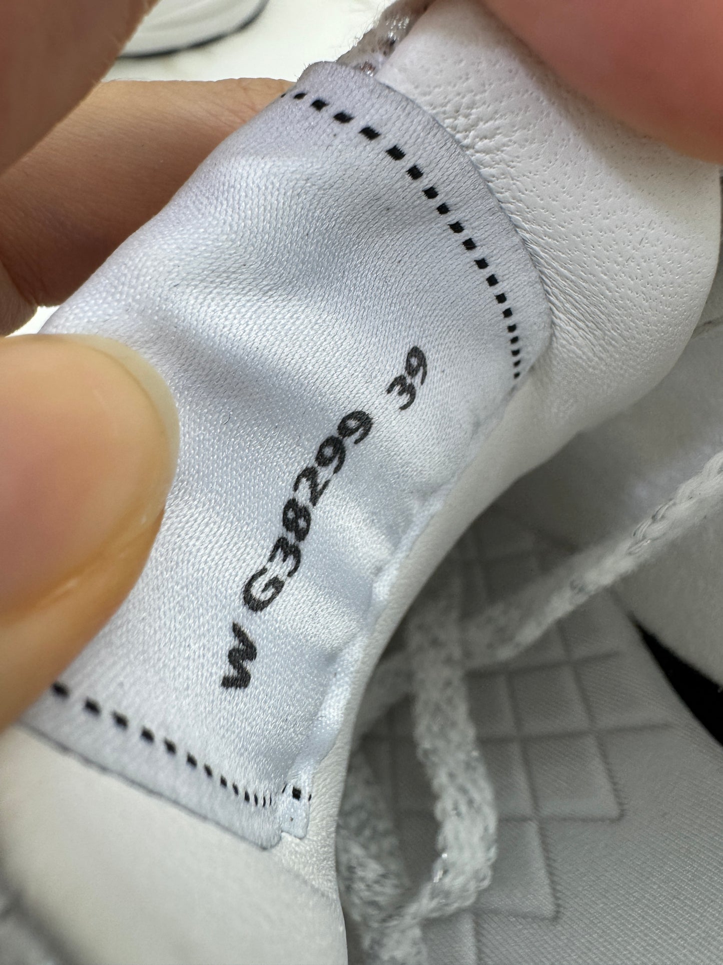 CHANEL 銀白色粗花呢Tweed Sneakers