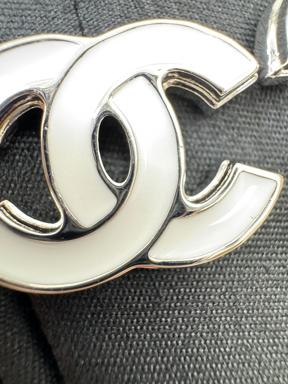 CHANEL 25S 白色琺瑯耳環