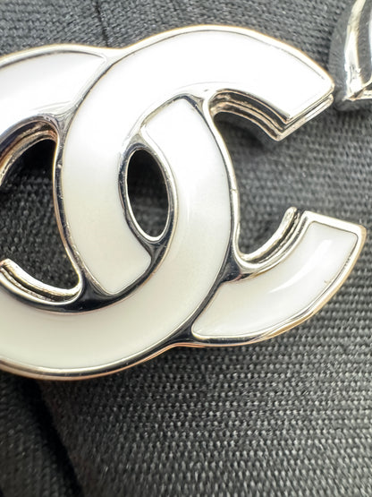 CHANEL 25S 白色琺瑯耳環