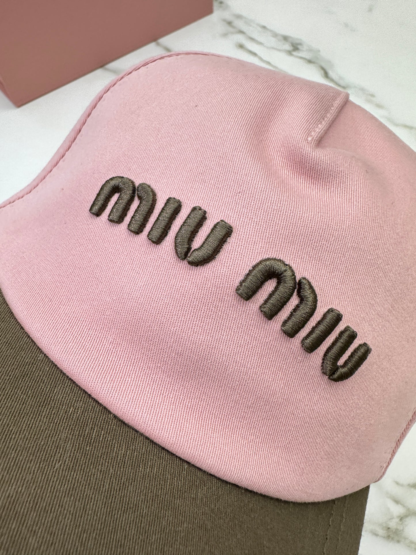 MIU MIU 鴨舌帽 粉紅拼咖啡色￼