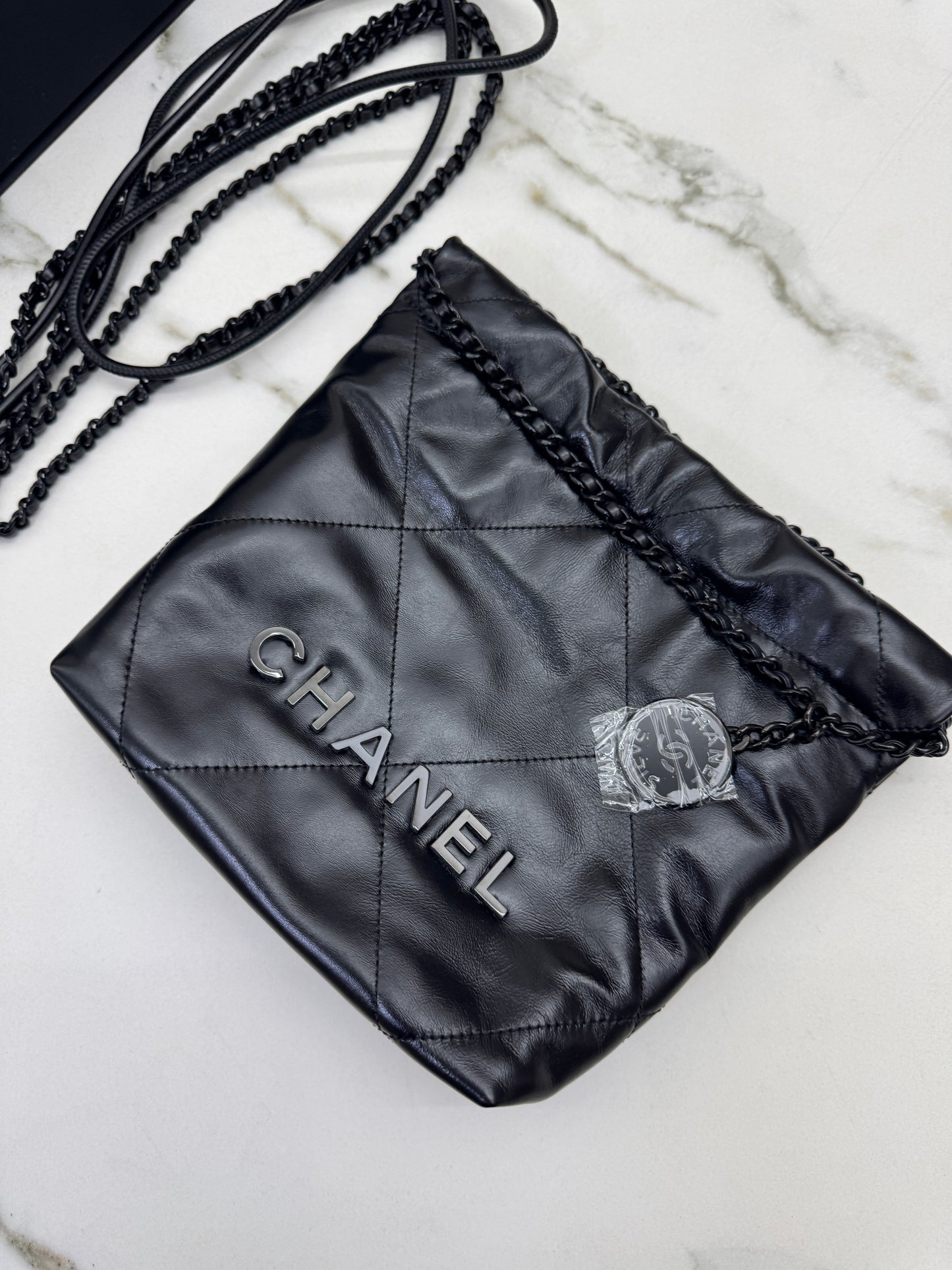 CHANEL Mini 22 Bag So Black 油蠟牛皮