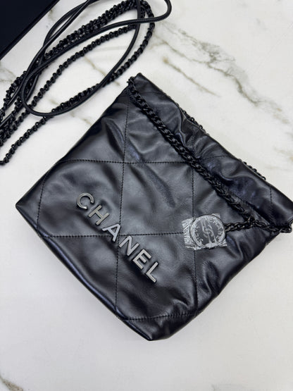 CHANEL Mini 22 Bag So Black 油蠟牛皮