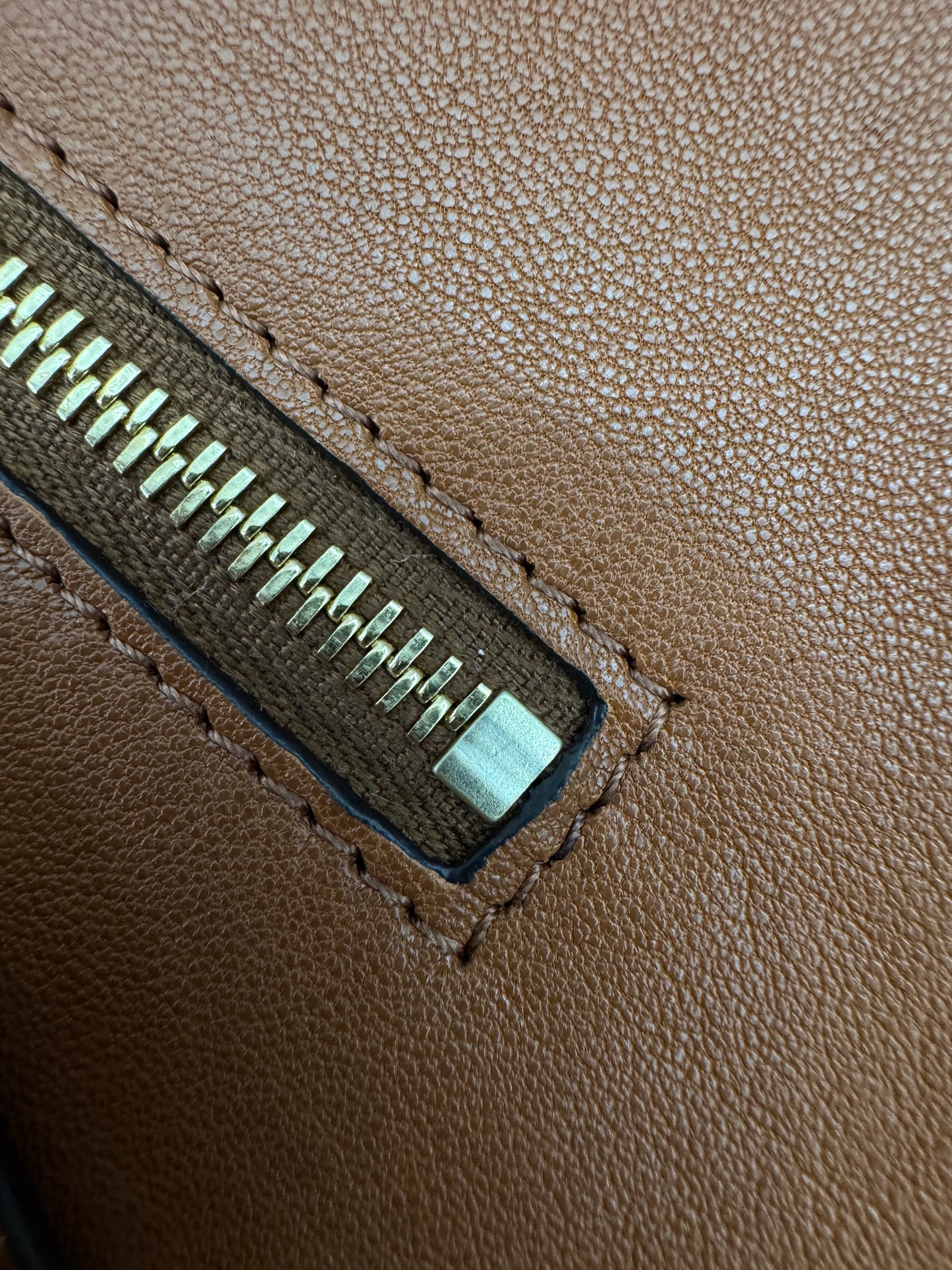 CELINE Soft Triomphe Half Moon 焦糖棕