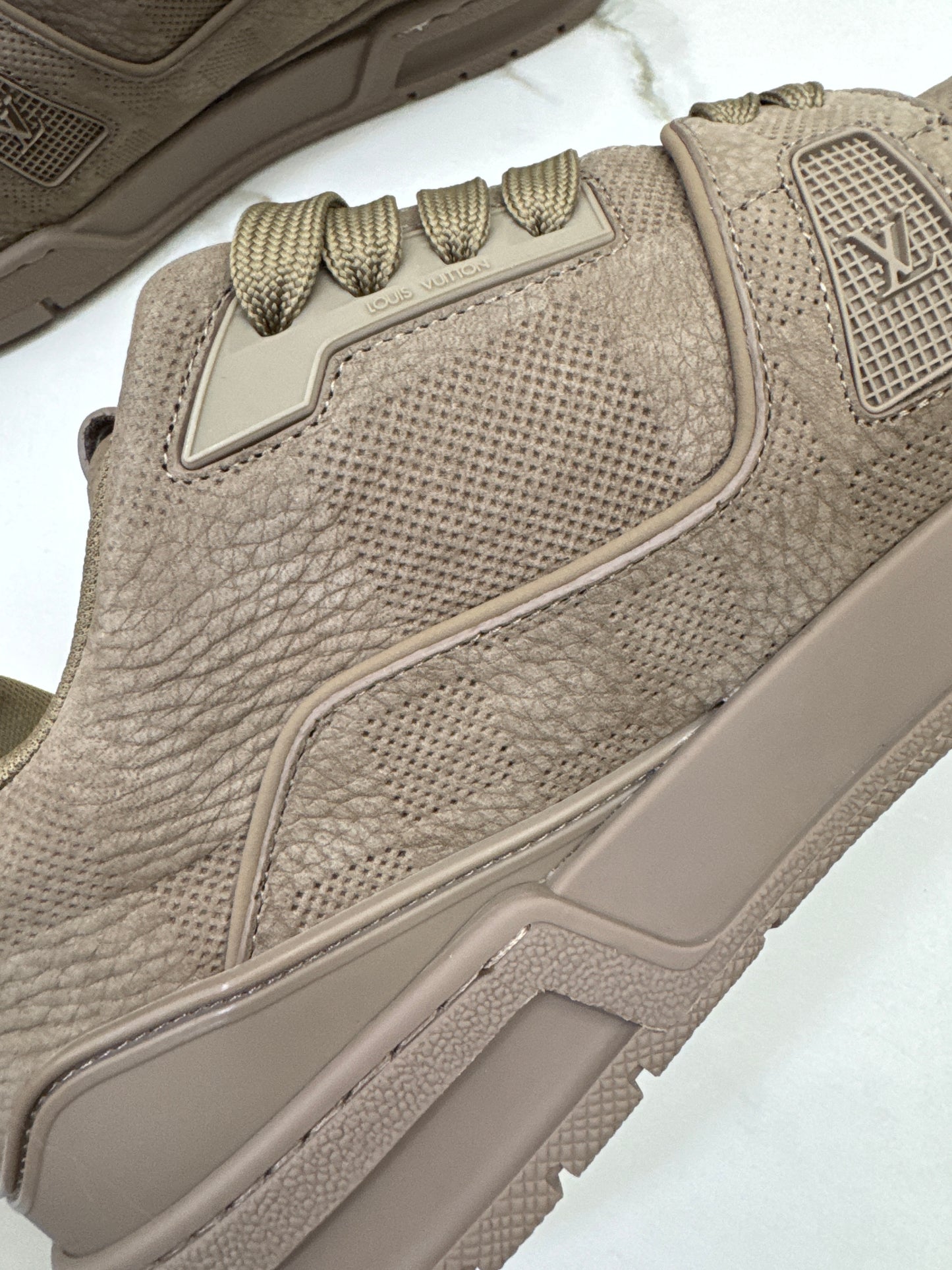 LV Trainer 大象灰 1AH618