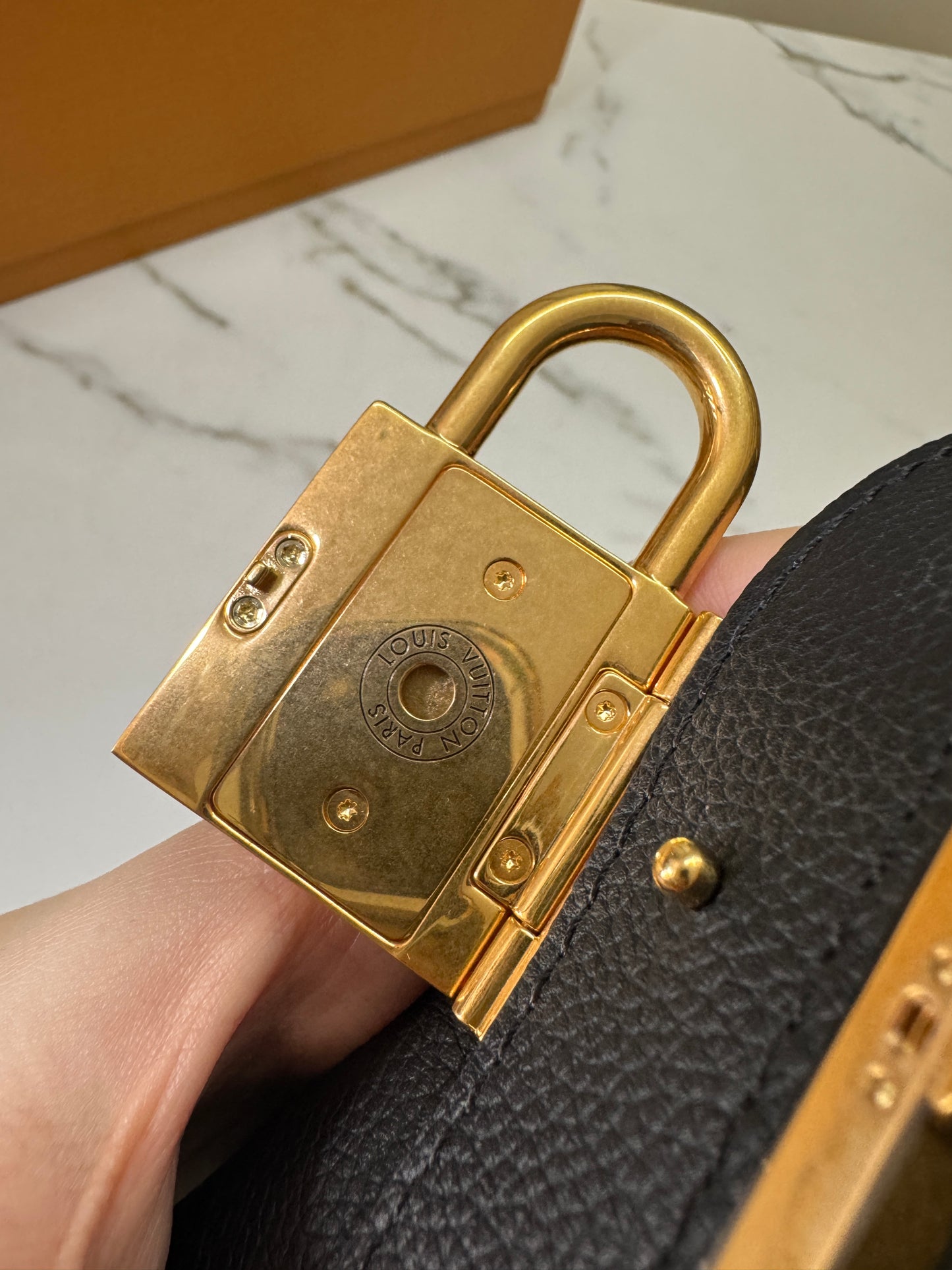 LV Low Key Hobo PM 黑色