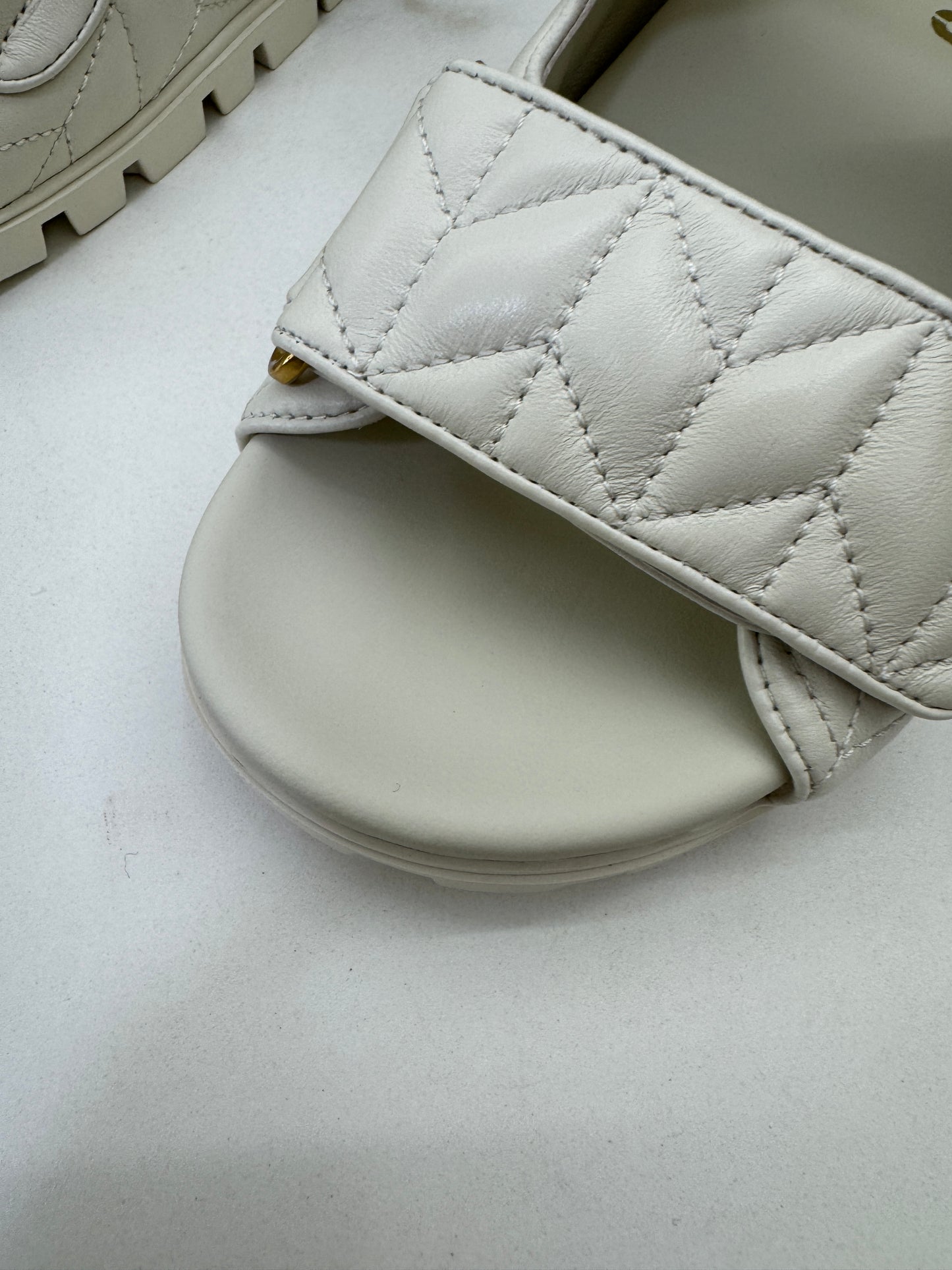 MIU MIU 魔術貼涼鞋 米白色羊皮