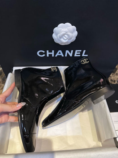 CHANEL 皺漆皮短靴￼23A