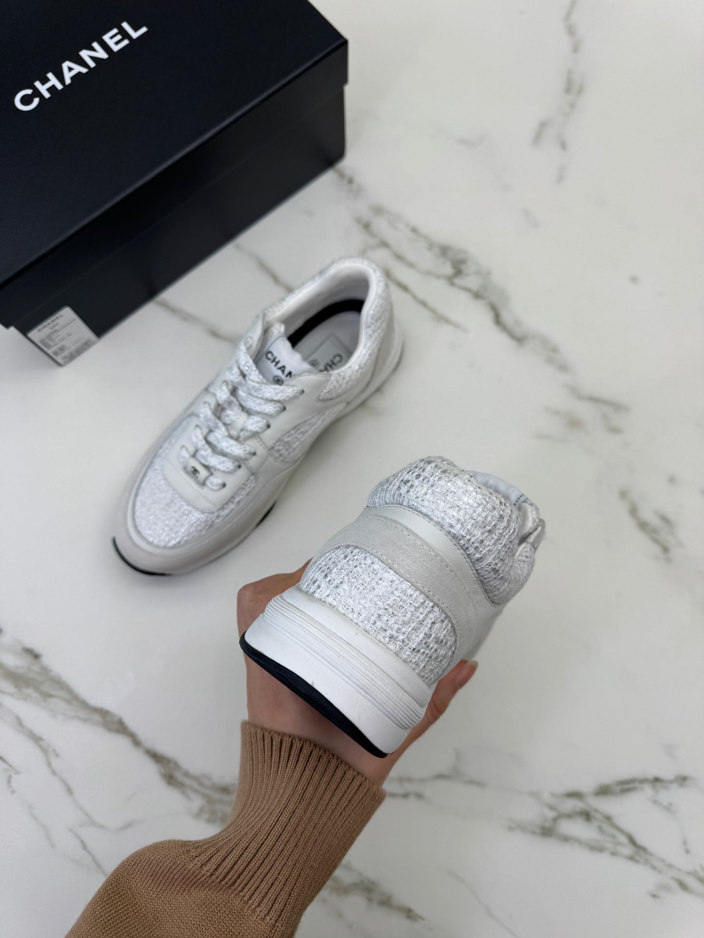 CHANEL 銀白色粗花呢Tweed Sneakers