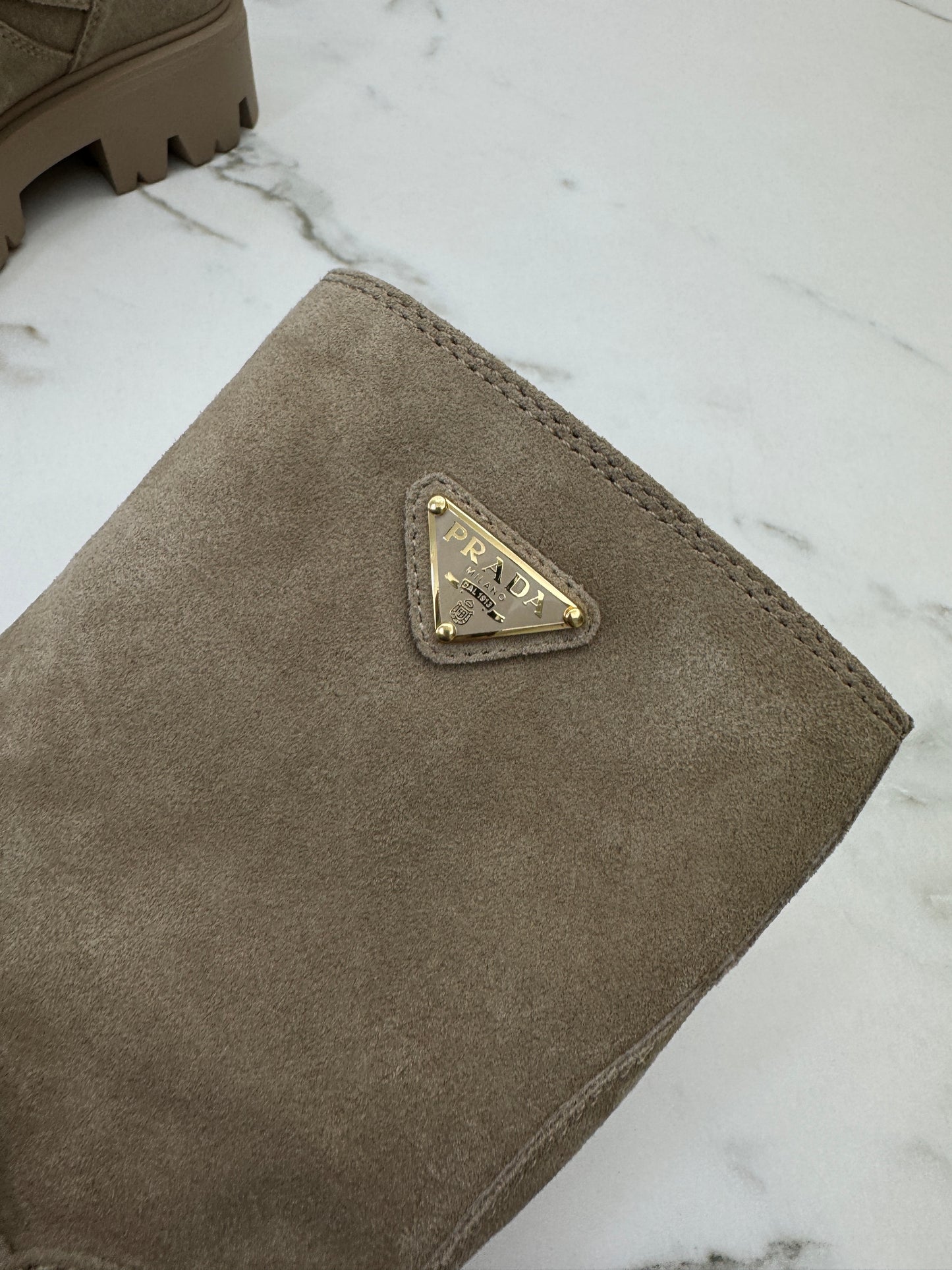 PRADA 卡其色麂皮中筒靴