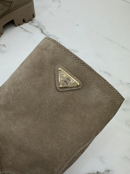 PRADA 卡其色麂皮中筒靴