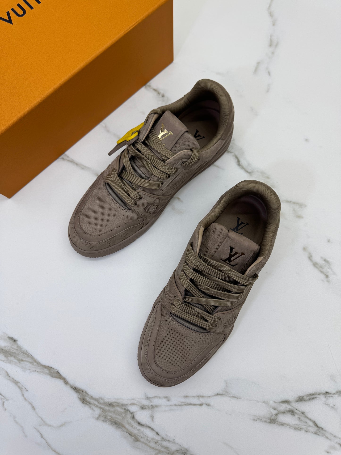 LV Trainer 大象灰 1AH618
