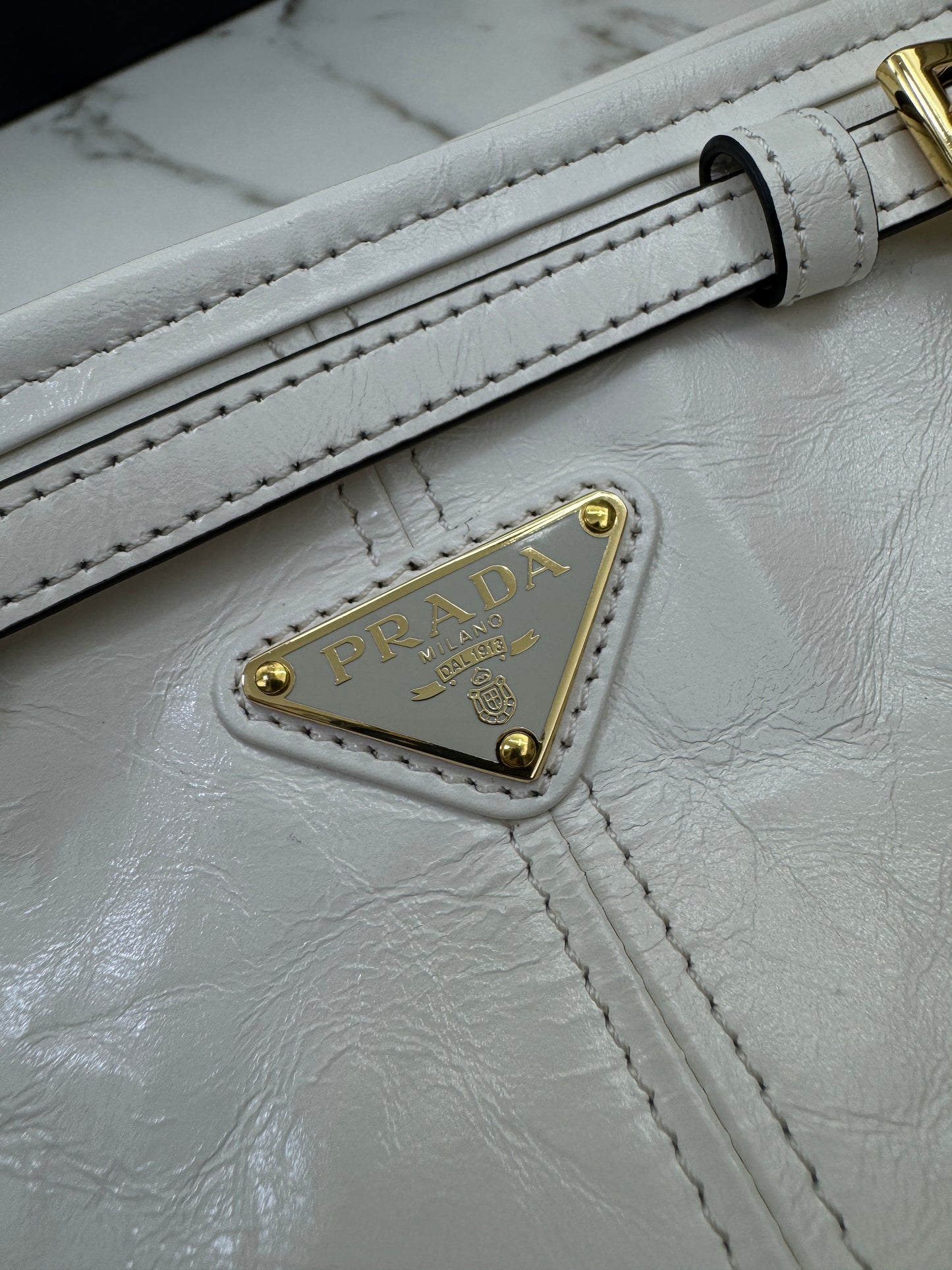 PRADA Bonnie Hobo 白色油蠟皮