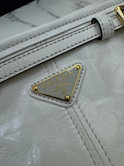 PRADA Bonnie Hobo 白色油蠟皮