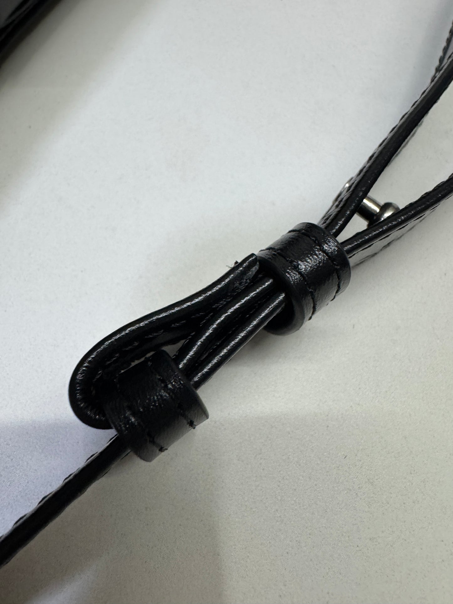 BV 8格油臘皮腰包