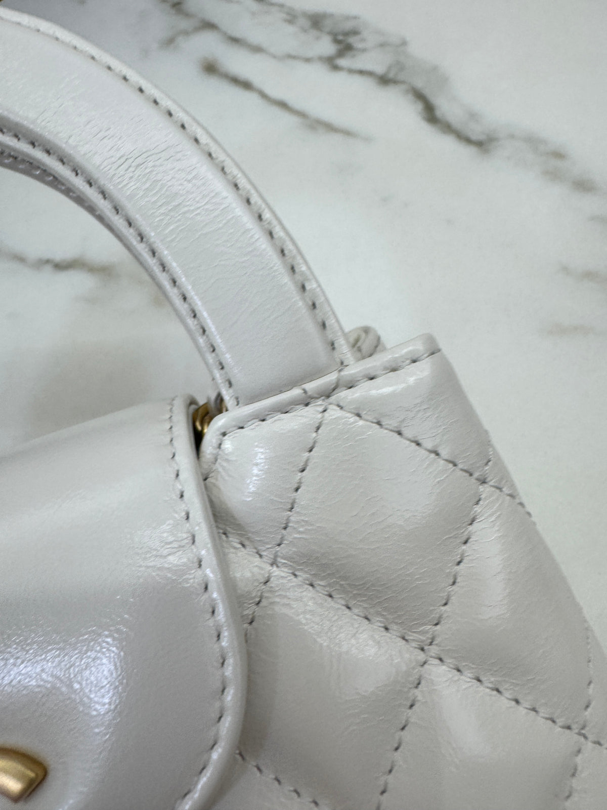 CHANEL Kelly 白色皺紋光面牛皮
