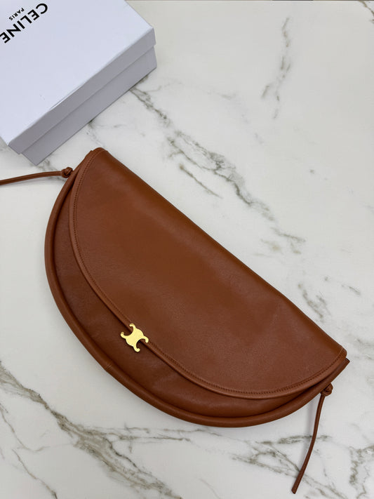 CELINE Soft Triomphe Half Moon 焦糖棕