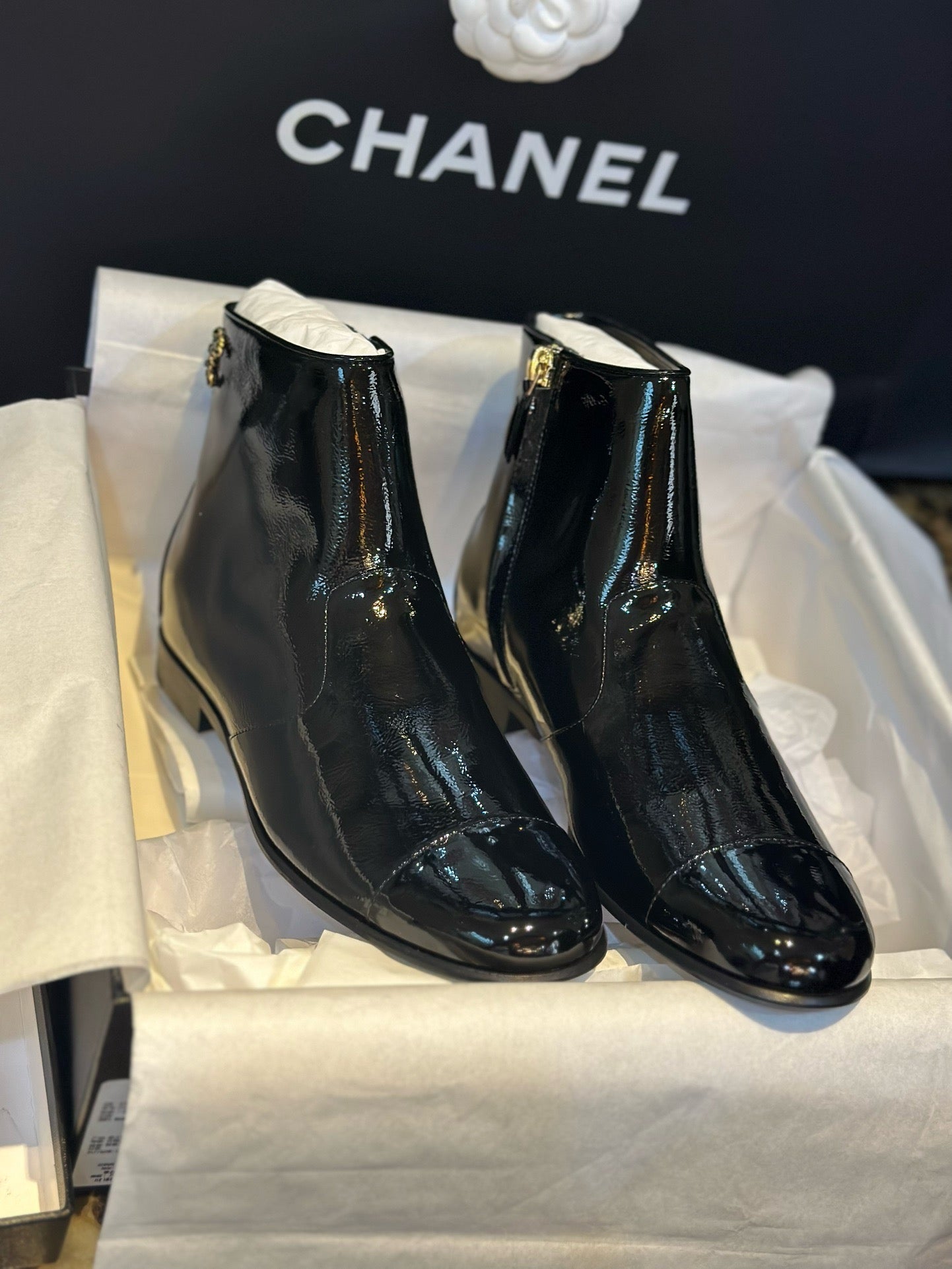 CHANEL 皺漆皮短靴￼23A