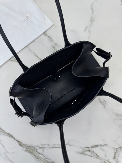 THE ROW Shoulder Marguax 12 黑色荔枝紋 Black Grained Calfskin