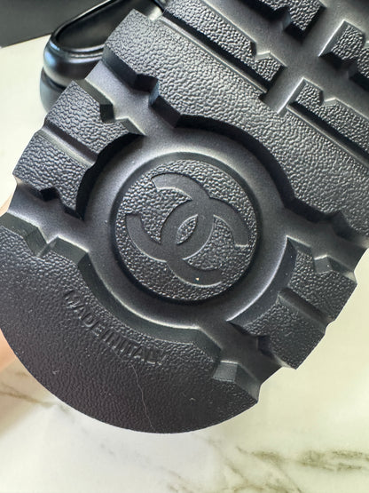 CHANEL 24B Loafer 字母樂福鞋