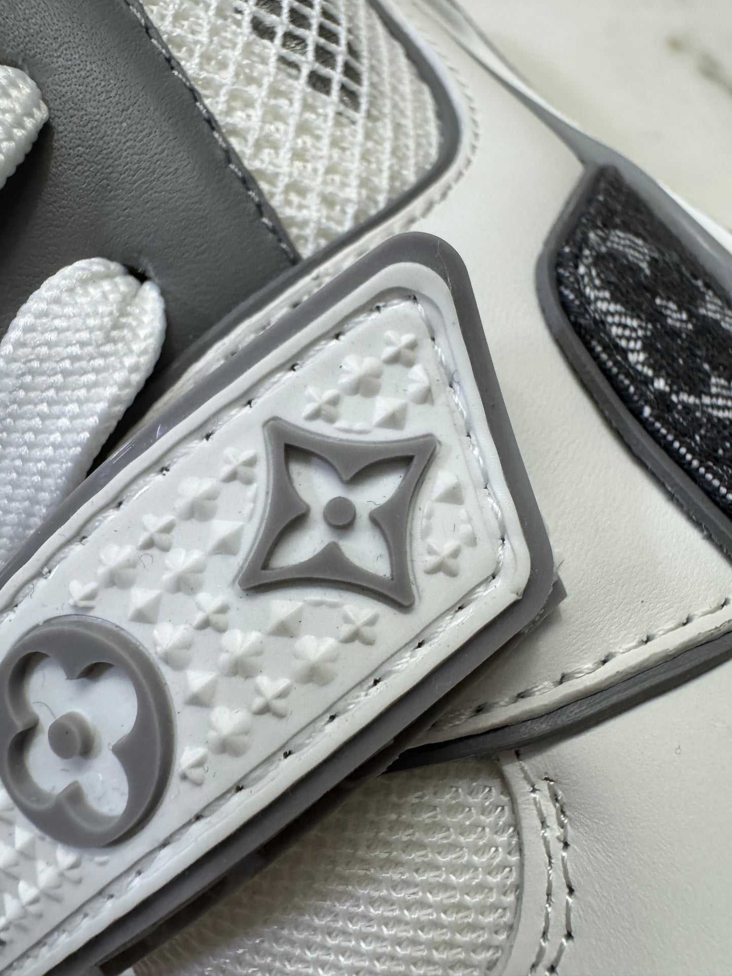 LV Trainer 25年灰牛仔