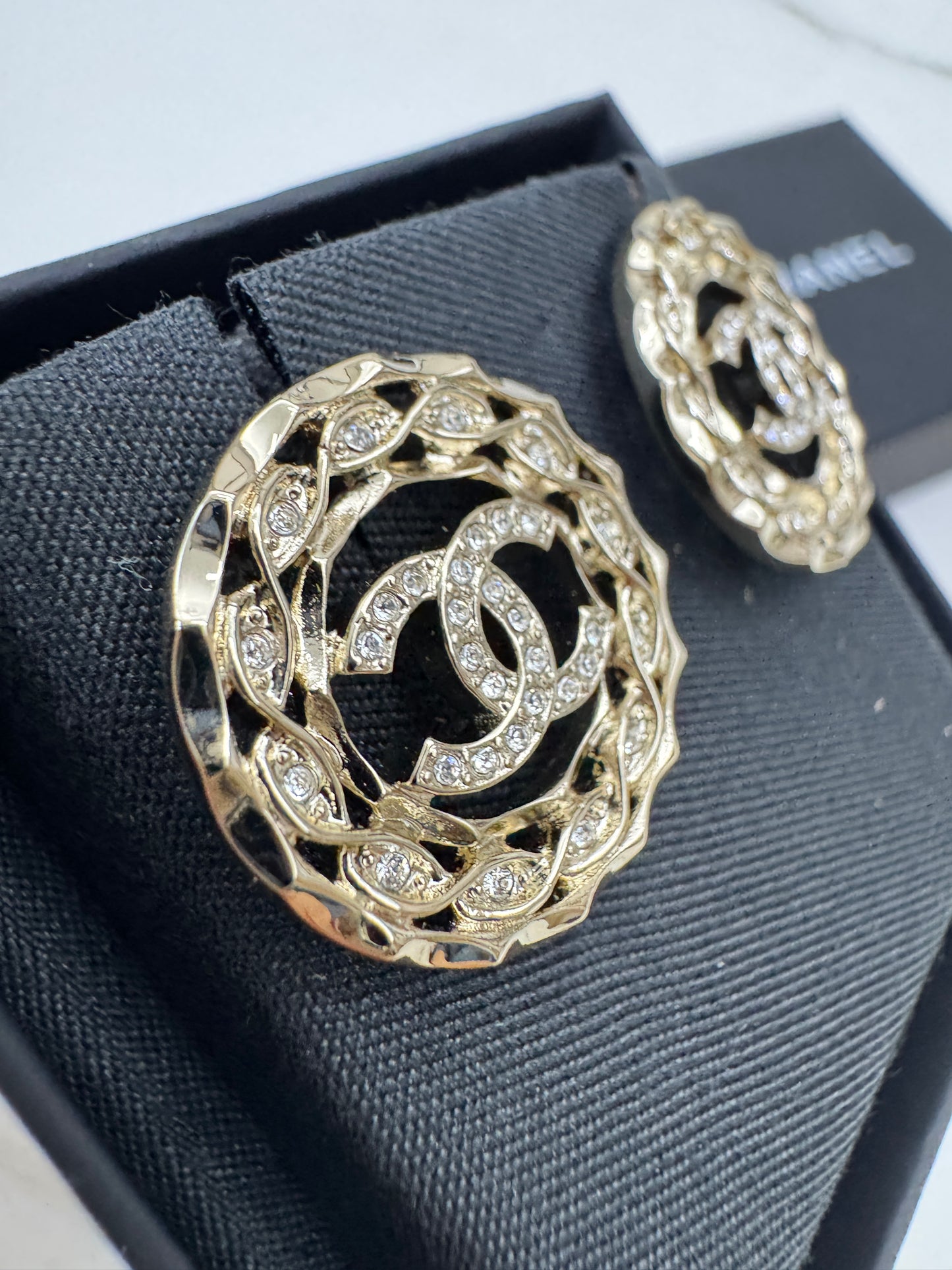 CHANEL 24B 圓形鏤空水鑽耳環