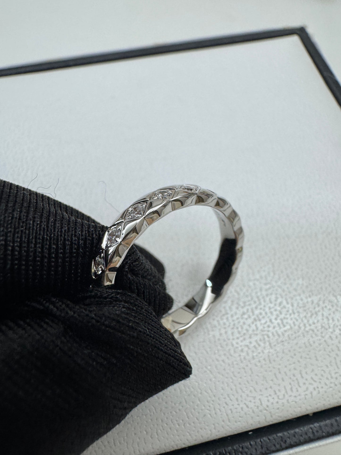 CHANEL Mini Coco Crush 間鑽白金色