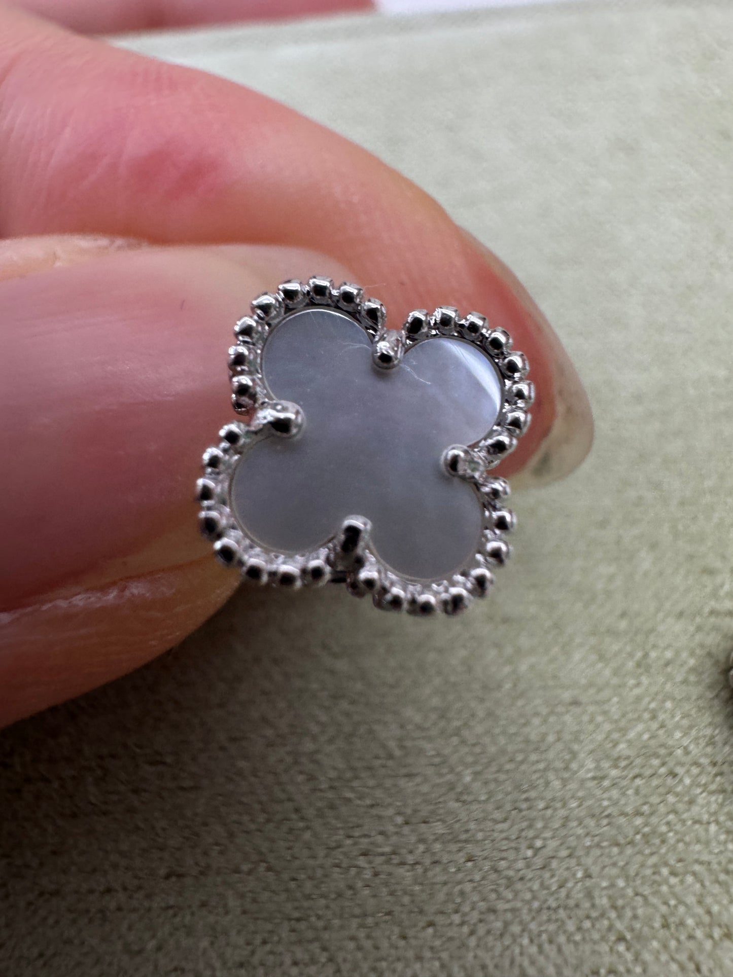 VCA Sweet Alhambra Earrings 白金色白貝母耳環
