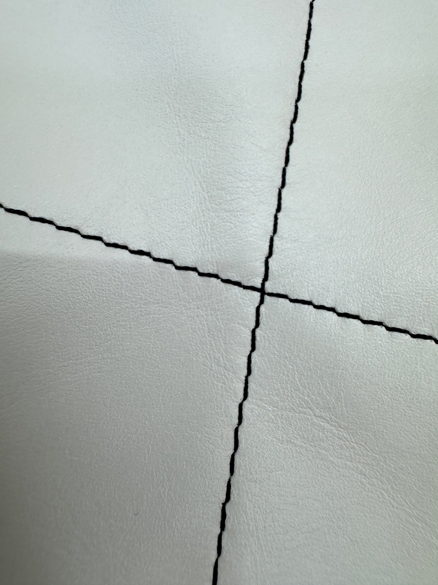 CHANEL 22Bag Medium 白色黑線