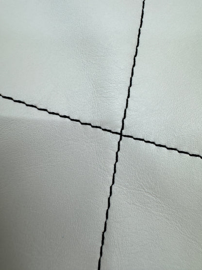 CHANEL 22Bag Medium 白色黑線