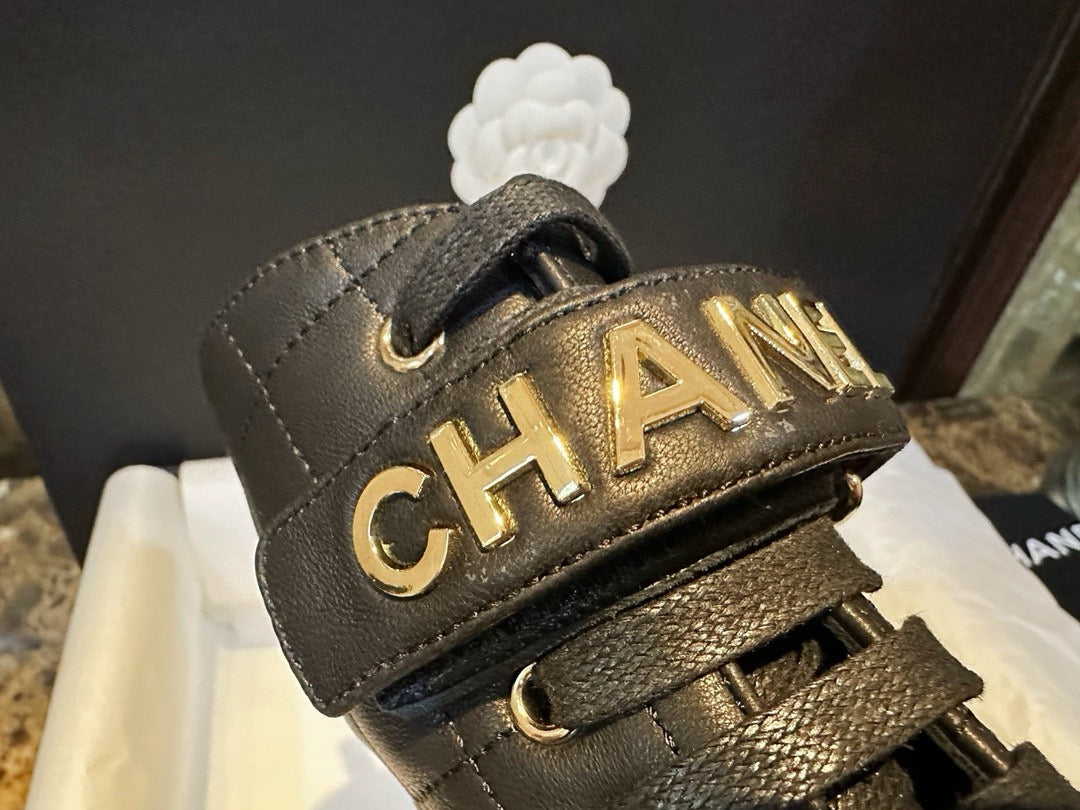 CHANEL 羊皮菱格 機車靴 logo字母￼23A