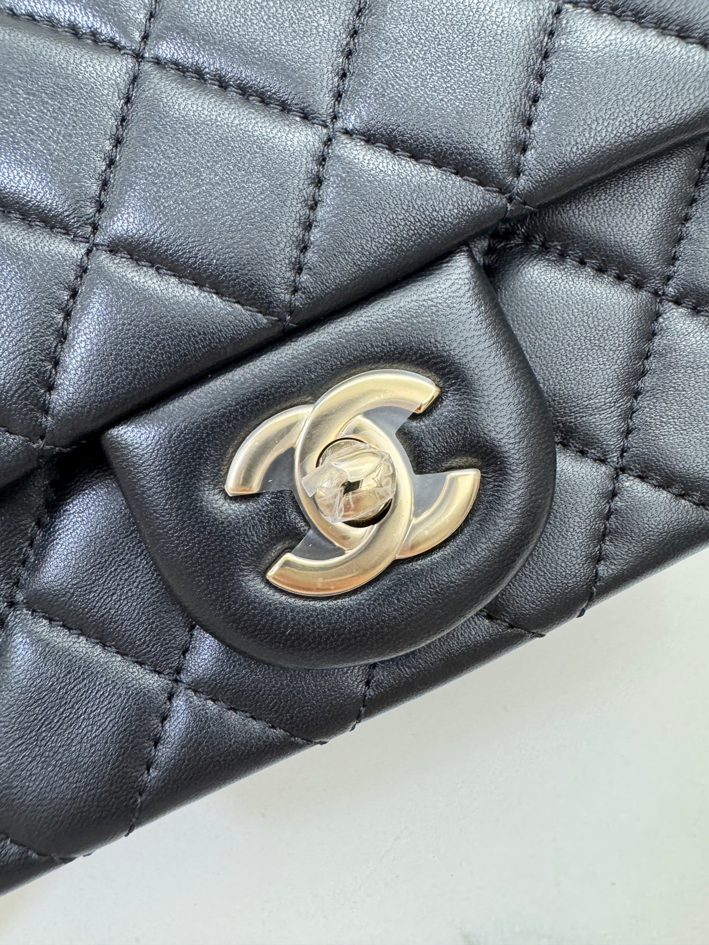 CHANEL 25K 亮面淺金球 Mini CF17 方胖子