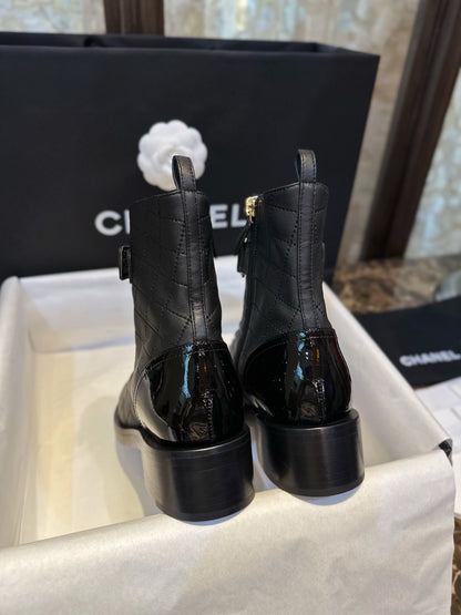 CHANEL 羊皮菱格 機車靴 logo字母￼23A