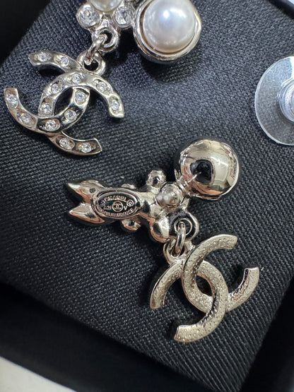 CHANEL 21V 珍珠水鑽耳環