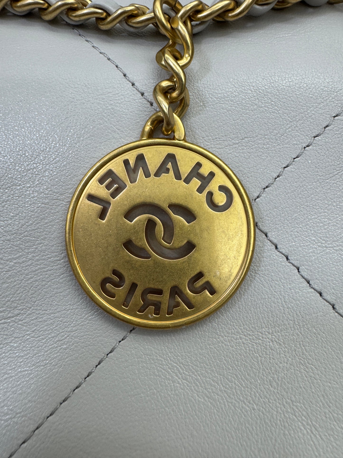 CHANEL Mini 22 Bag 25P淺灰色 新版磁吸扣