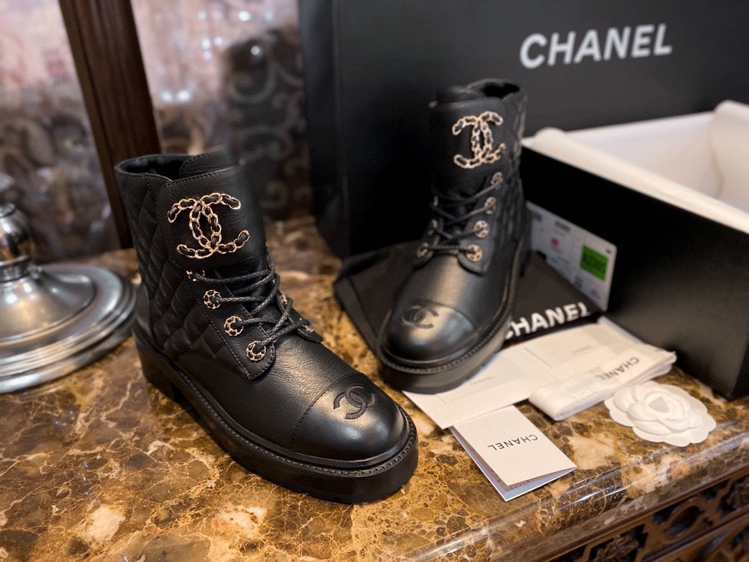 CHANEL 菱格衘扣馬丁靴 ￼