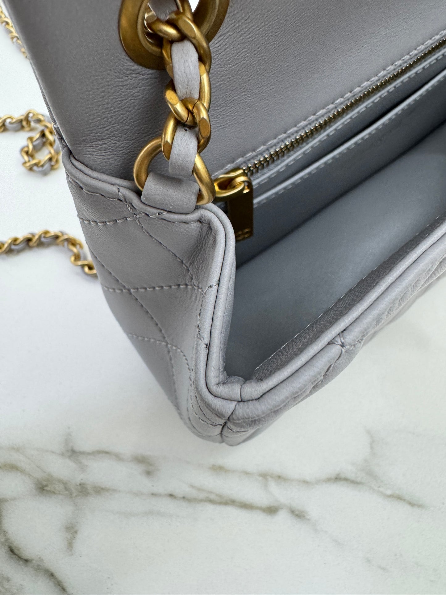 CHANEL Mini CF20 金球 淺灰色