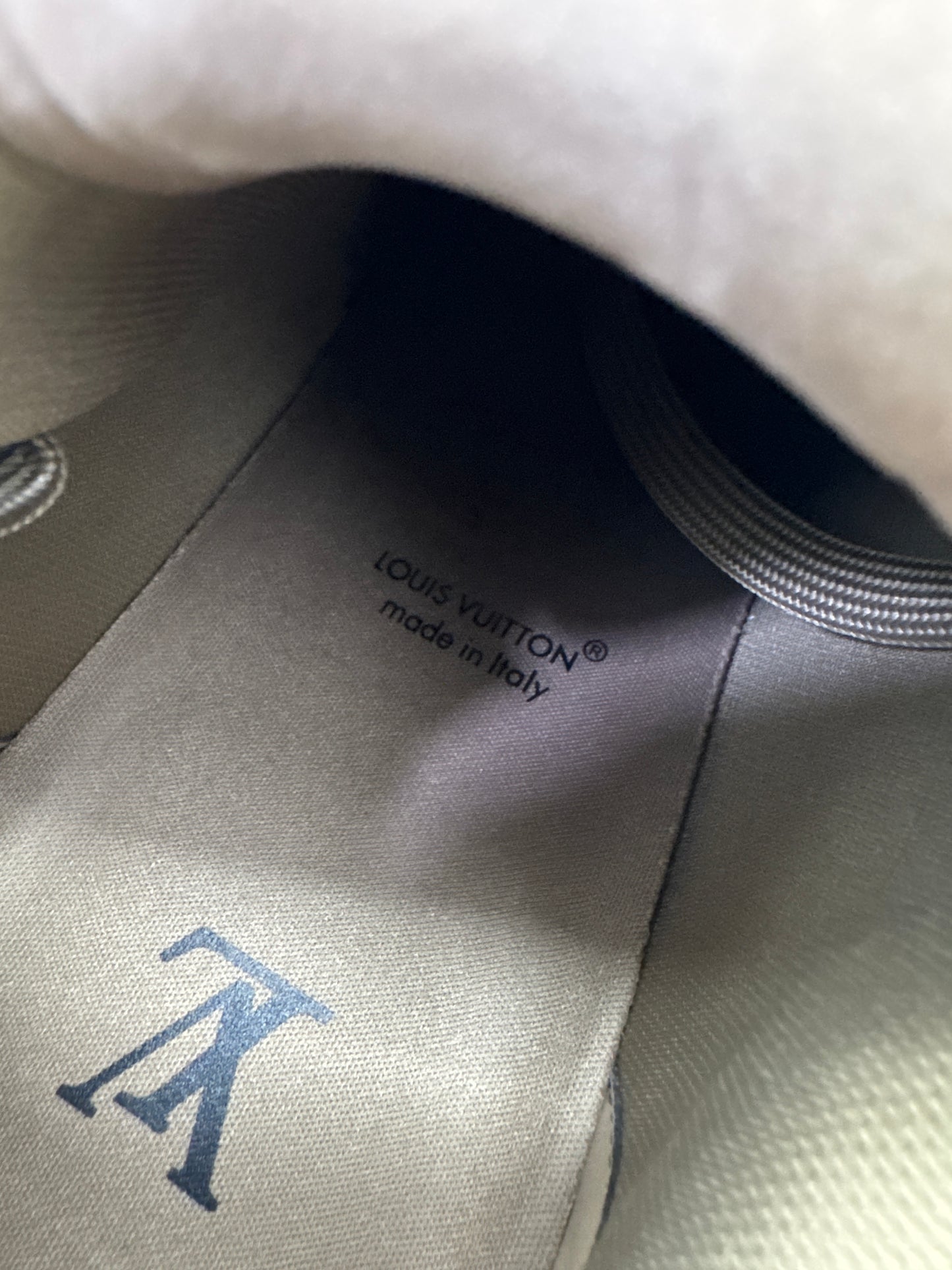 LV Trainer 大象灰 1AH618
