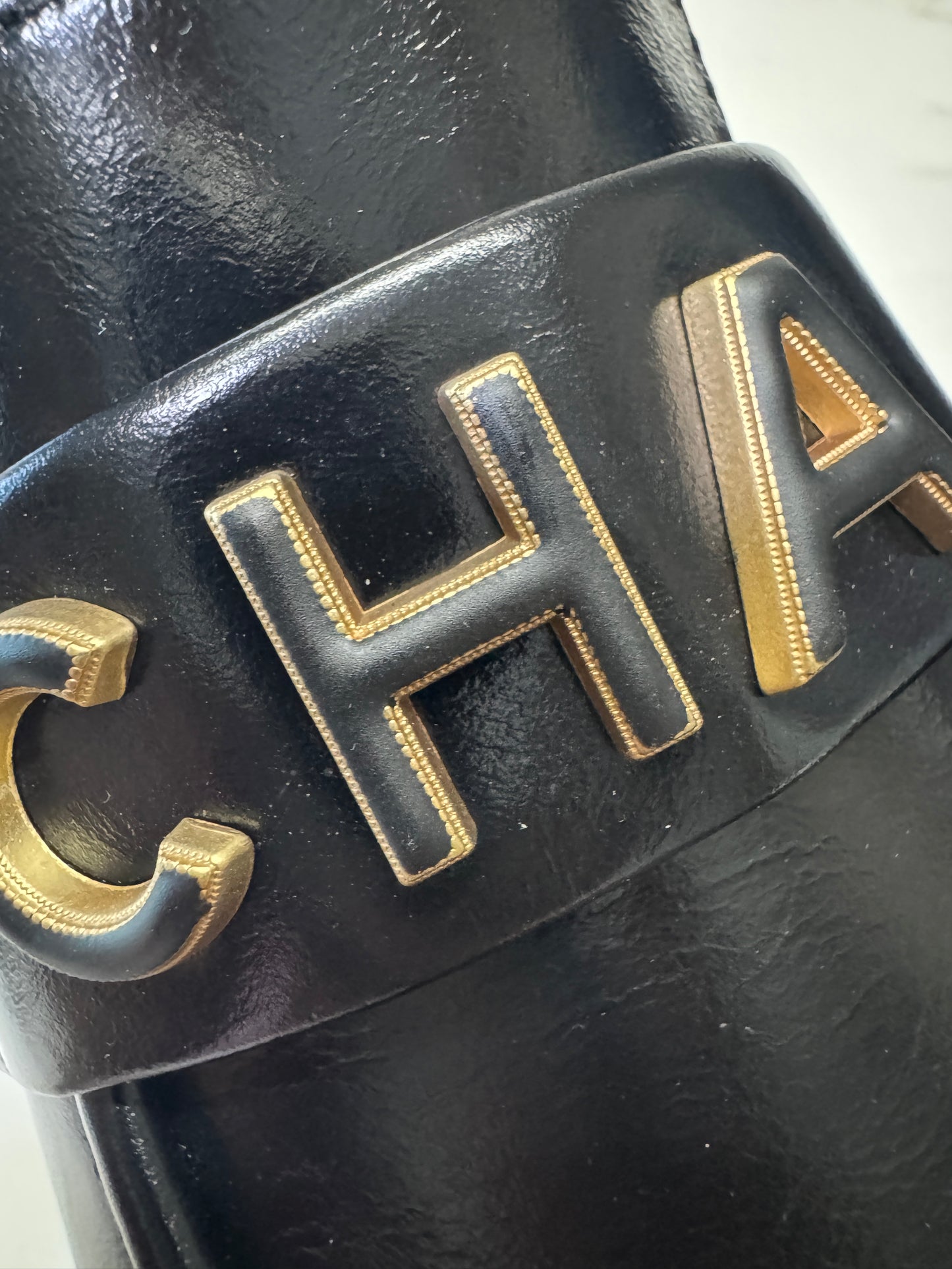 CHANEL 24B Loafer 字母樂福鞋