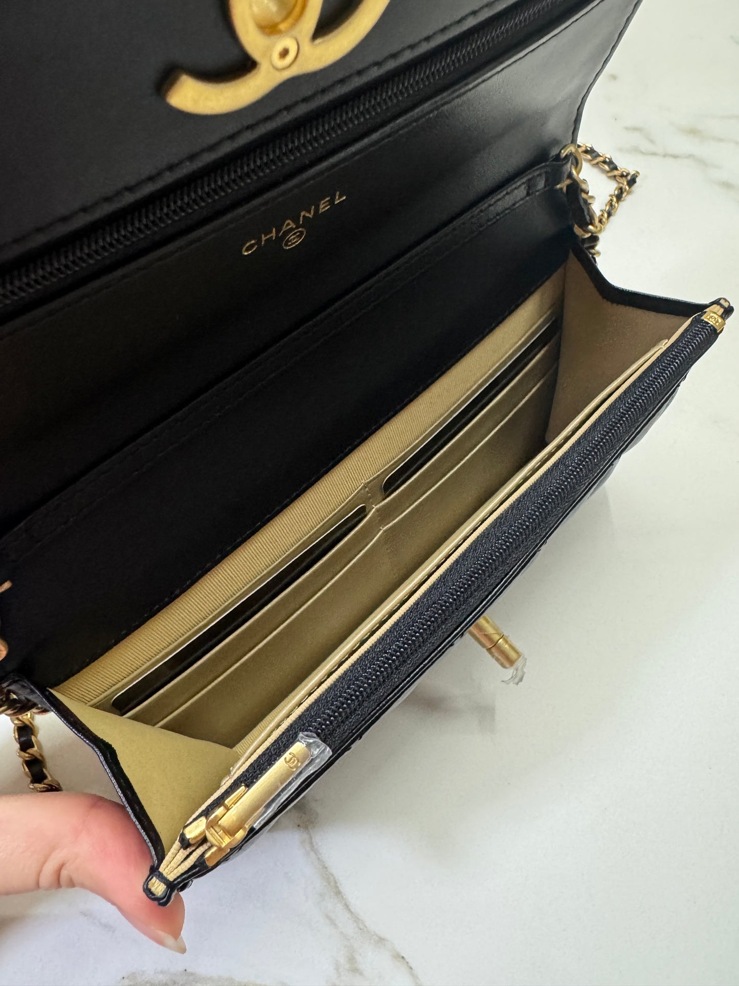 CHANEL woc 24A 琺瑯調節扣 羊皮 黑