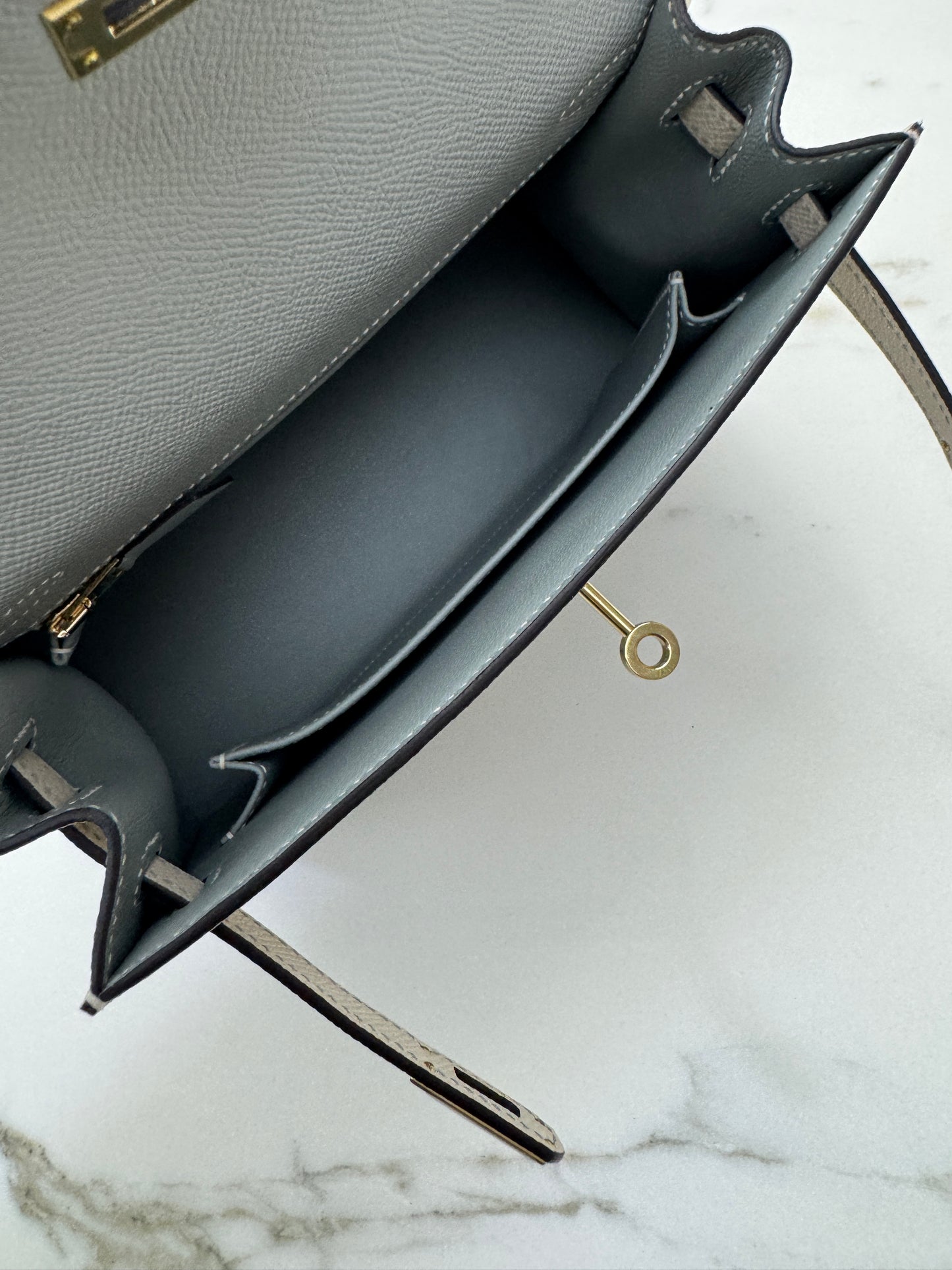 HERMES Kelly 25 冰川藍拼奶昔白 Epsom 香檳金扣 8U Bleu Glacier/ 10 Craie PBHW