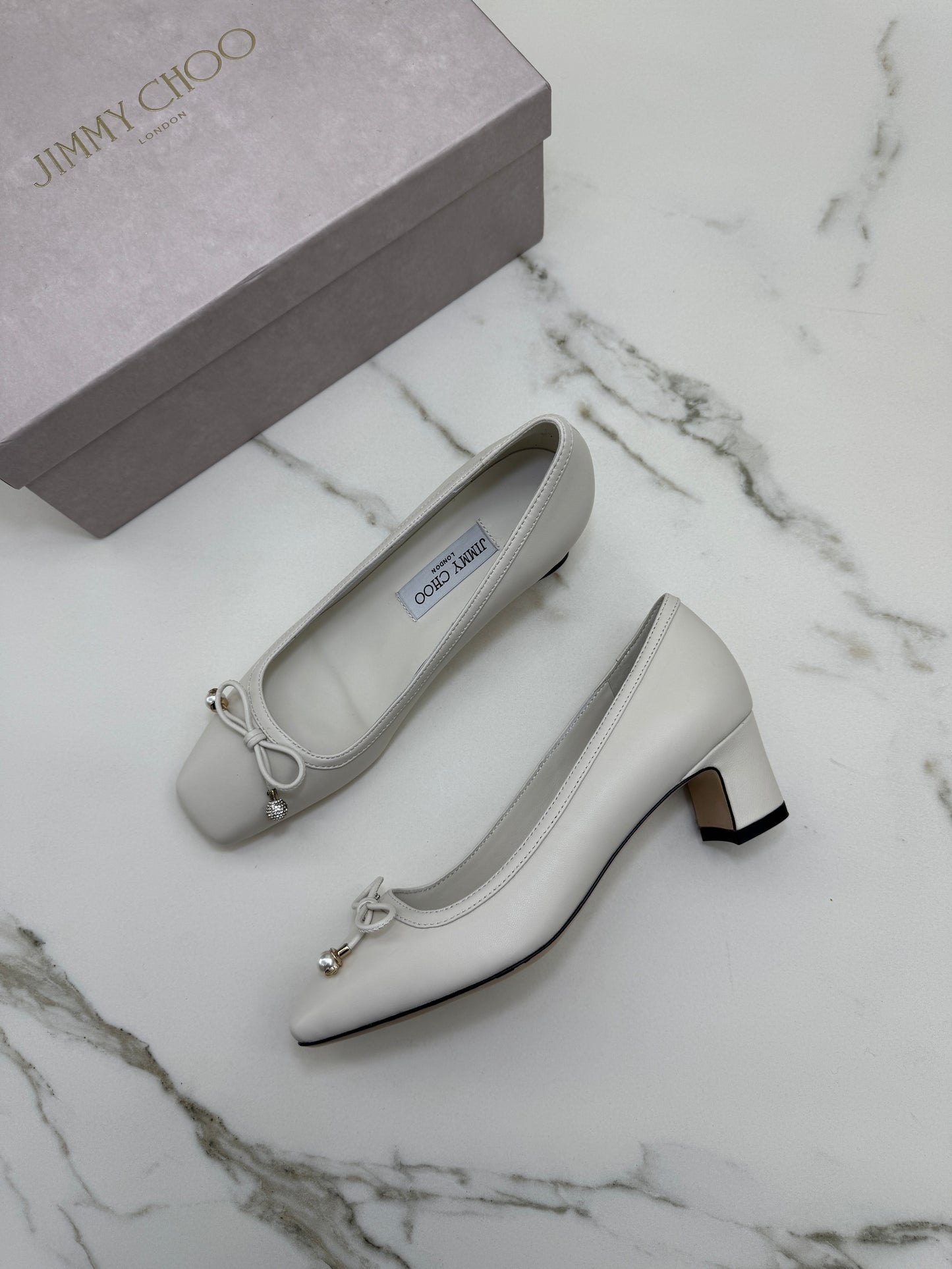 JIMMY CHOO 方頭珍珠拼鑽蝴蝶結 米白