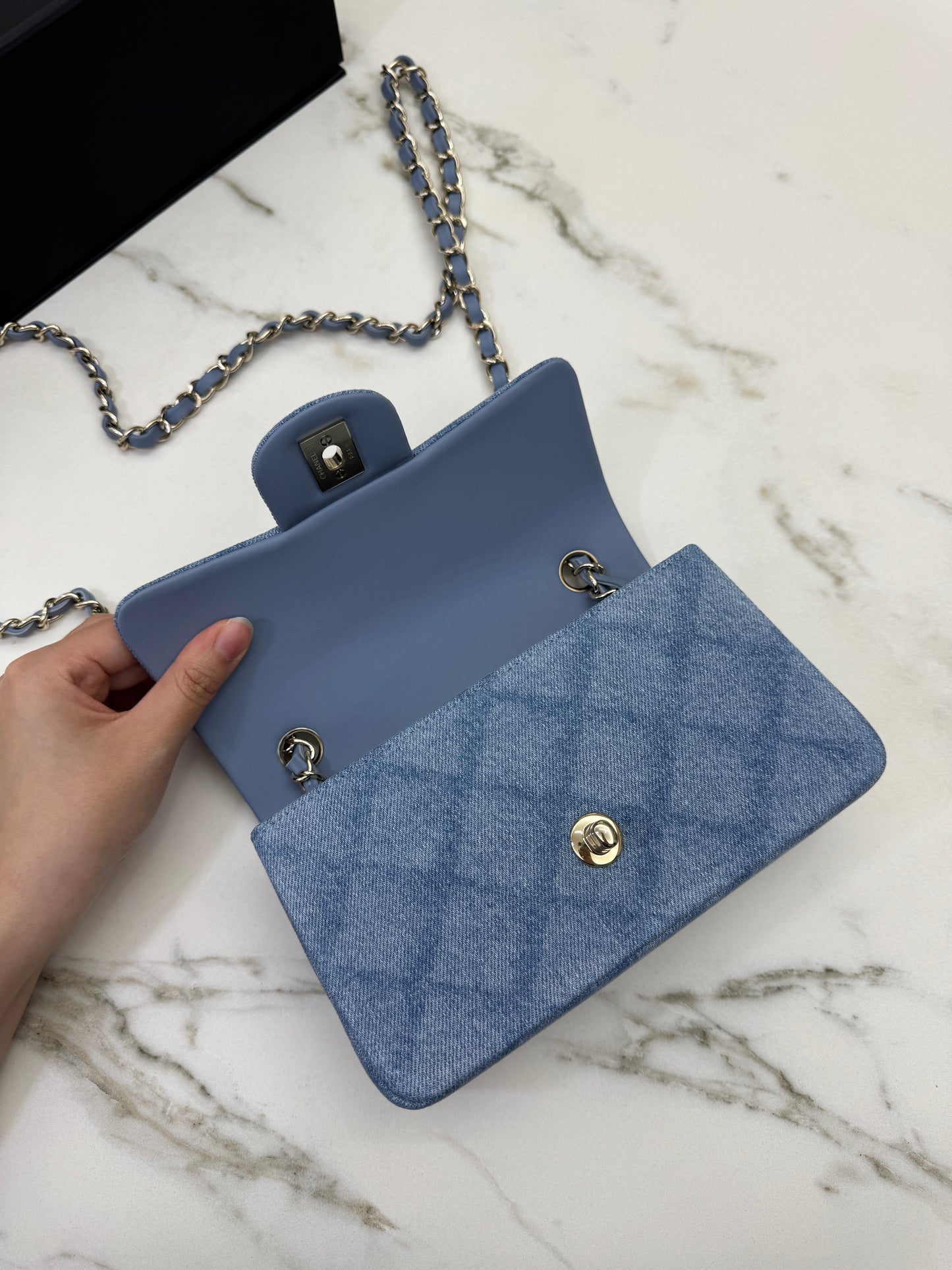 CHANEL 22B 淺藍牛仔 Mini CF20