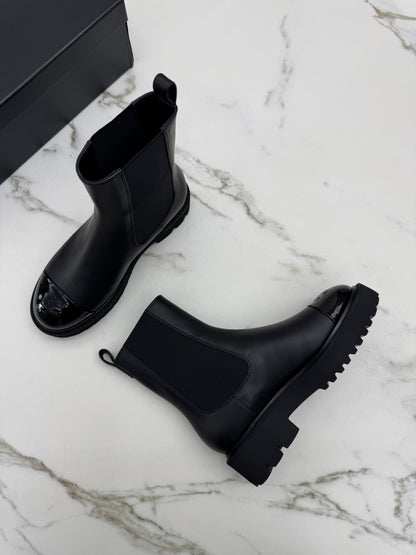 CHANEL 22C 漆皮拼牛皮 切爾西短靴 Chelsea Boots