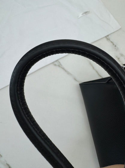 THE ROW Shoulder Marguax 12 黑色荔枝紋 Black Grained Calfskin