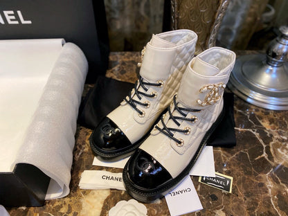 CHANEL 亮面皺牛皮 菱格馬丁靴 黑白色