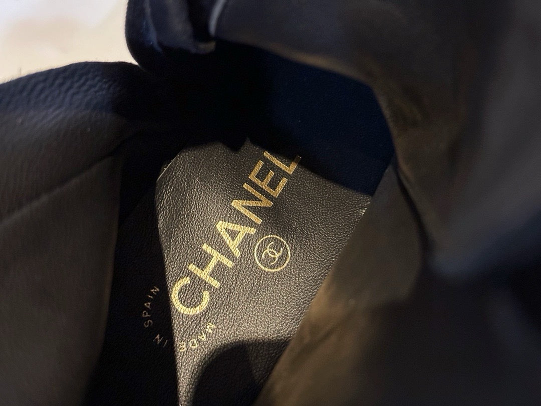 CHANEL 羊皮菱格 機車靴 logo字母￼23A